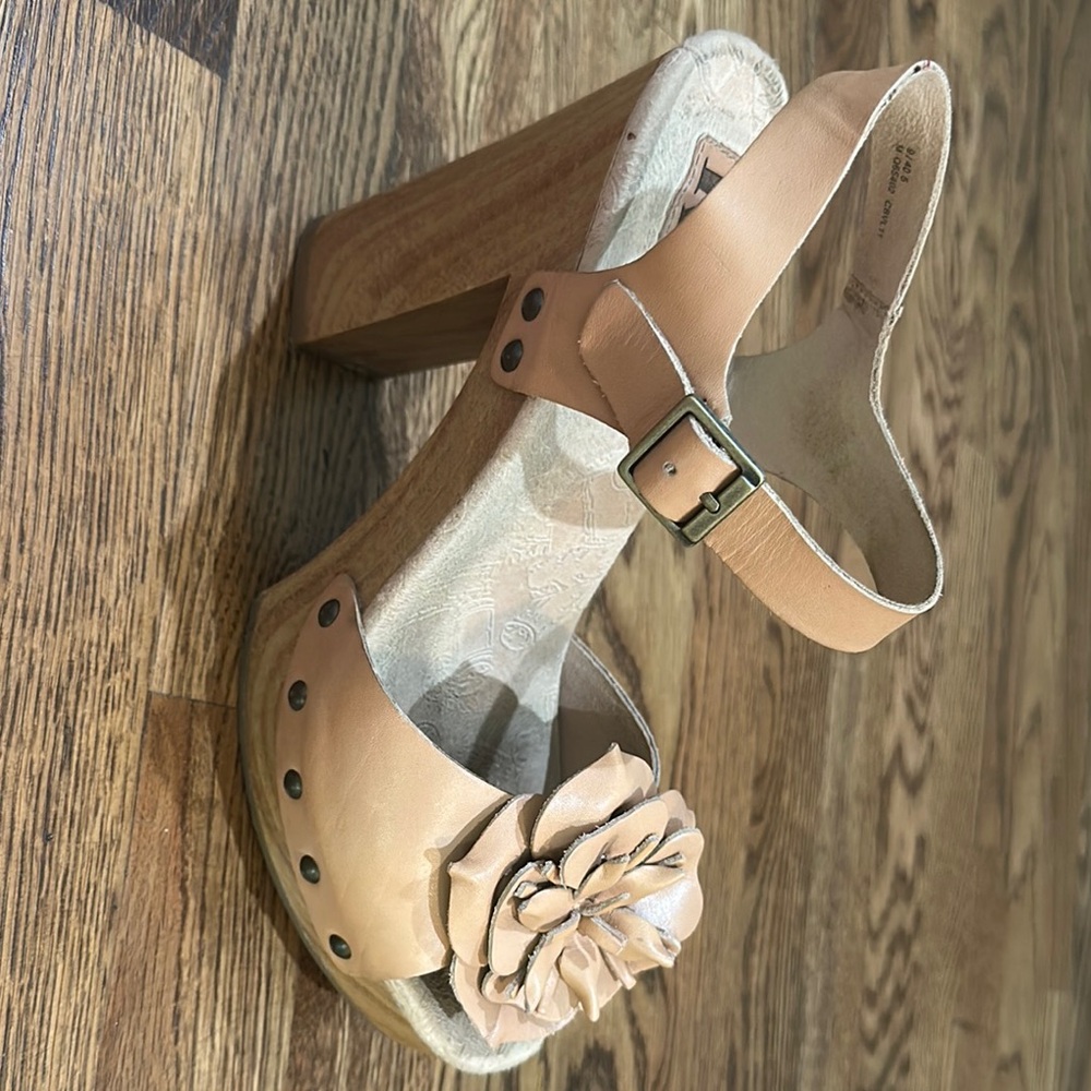 Kork-Ease Women's Aralyn Natural Sandals with Floral Detail - Picture 6 of 6